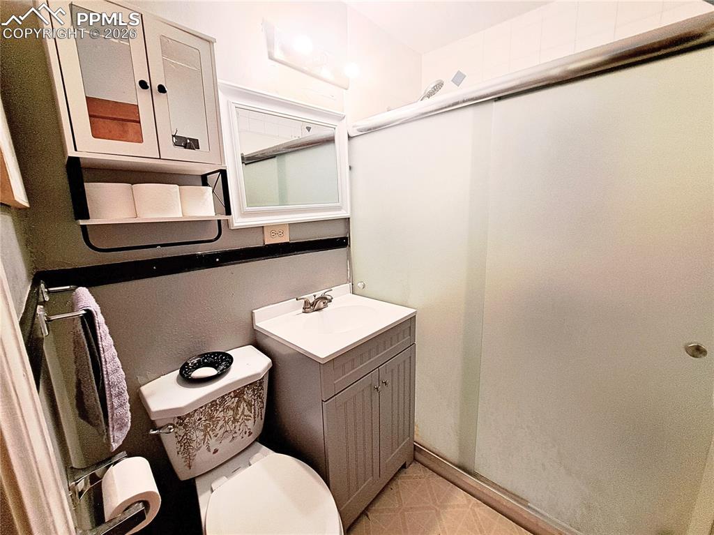 Image 7 of 10: Bathroom