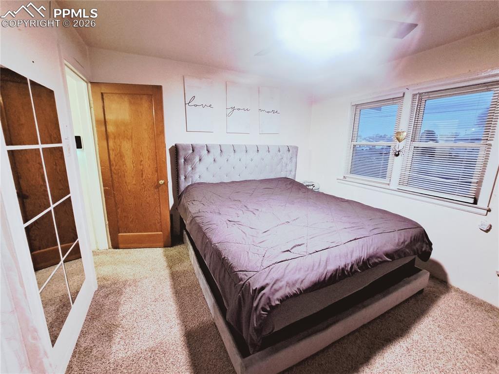 Image 8 of 10: Bedroom