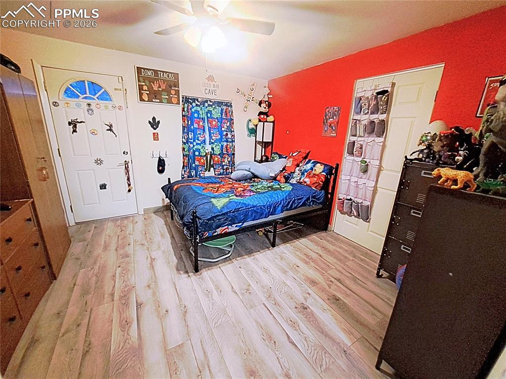 Image 9 of 10: Bedroom