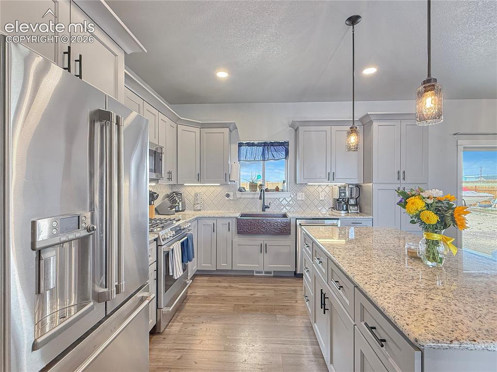Image 11 of 41: Kitchen