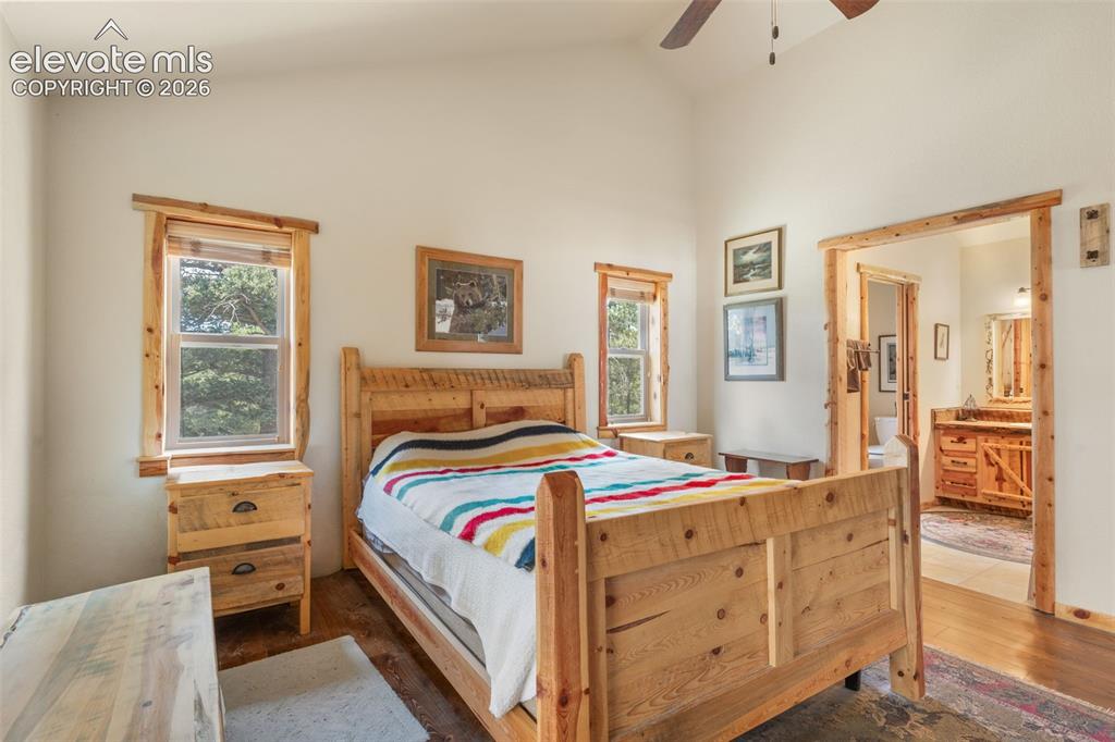 Image 16 of 31: Bedroom