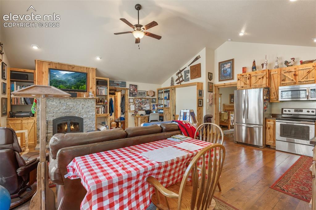 Image 4 of 31: Dining Area