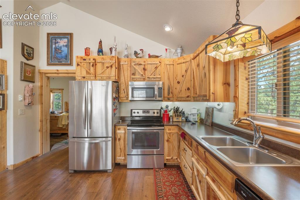 Image 6 of 31: Kitchen