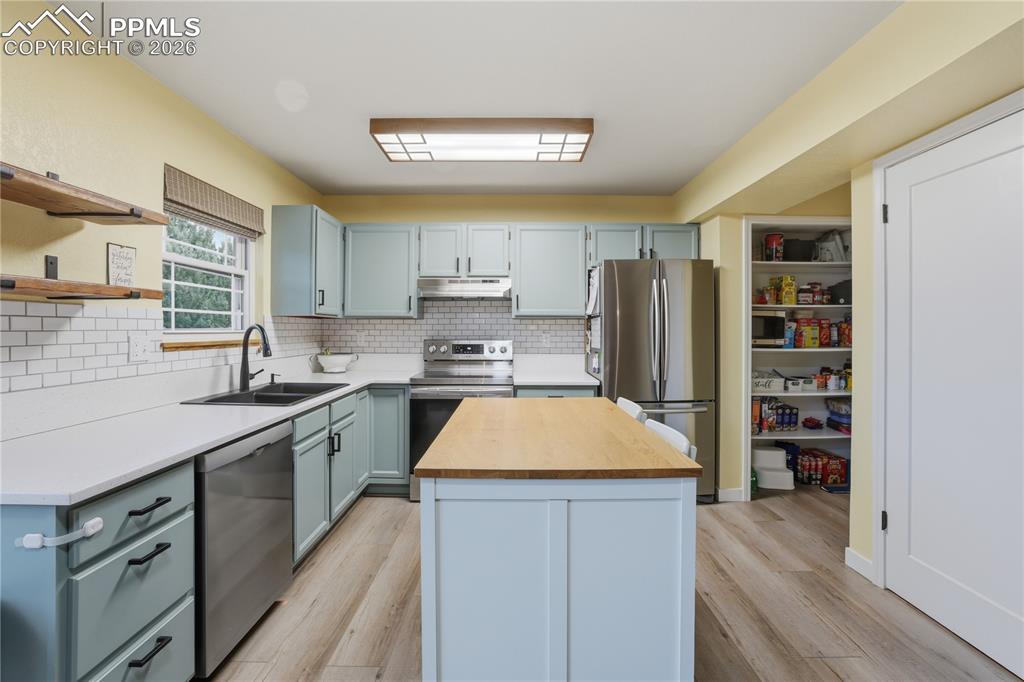 Image 10 of 46: Kitchen