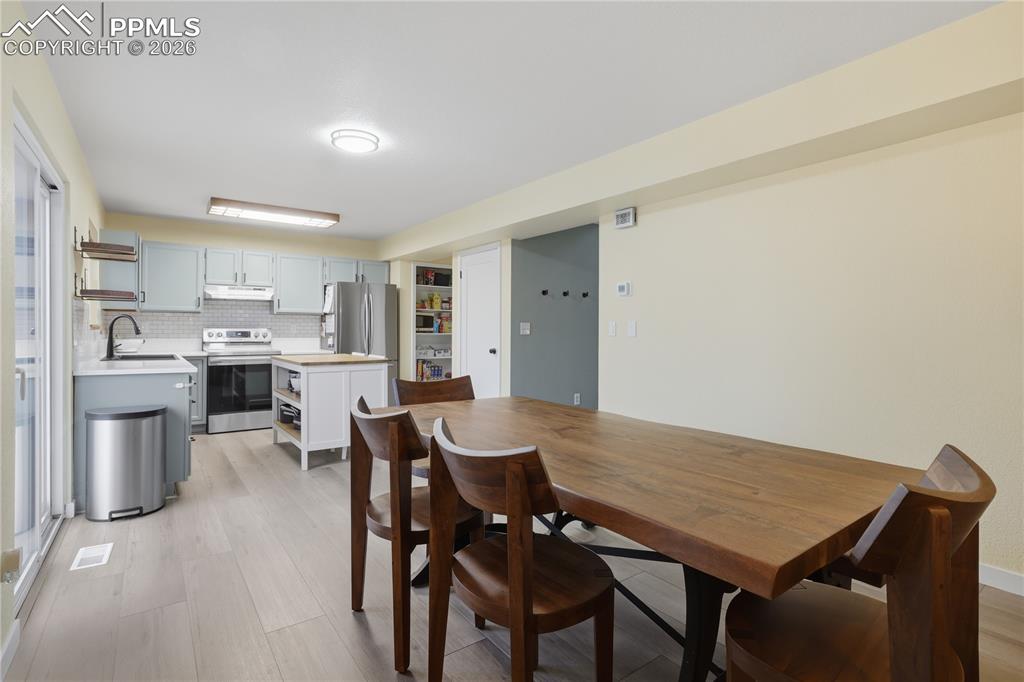 Image 13 of 46: Dining Area