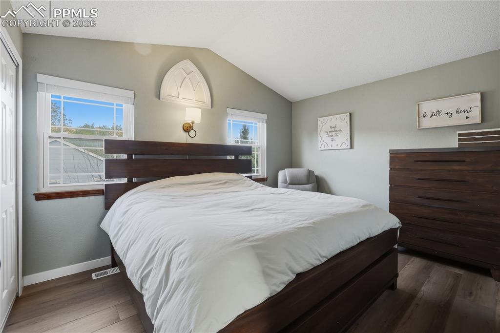 Image 17 of 46: Bedroom