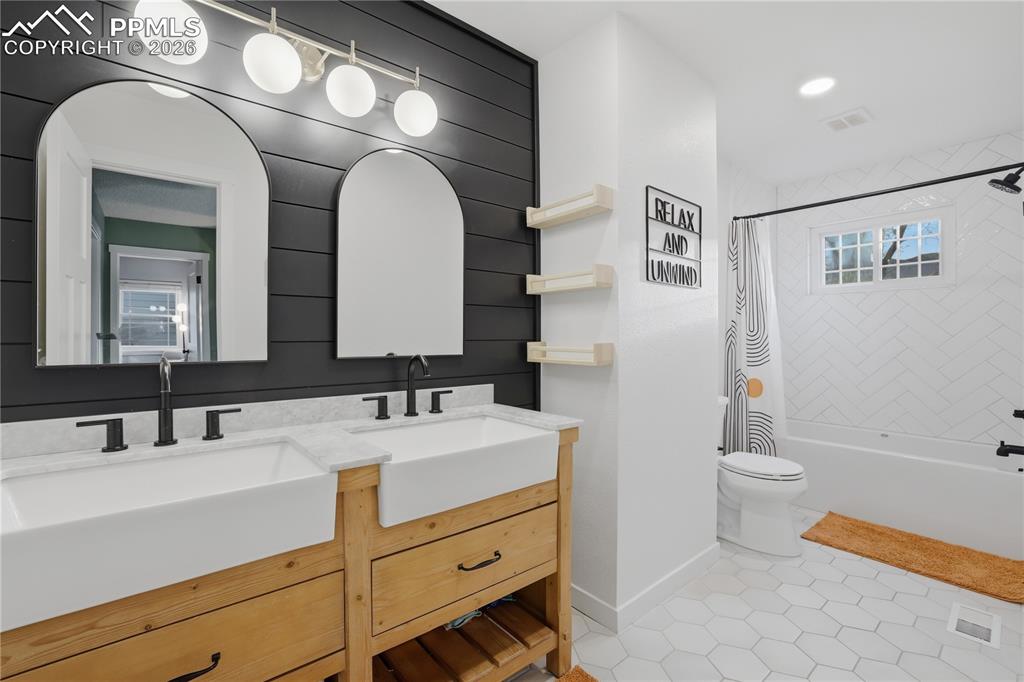 Image 22 of 46: Bathroom