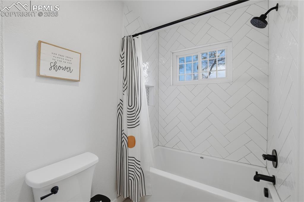 Image 23 of 46: Bathroom