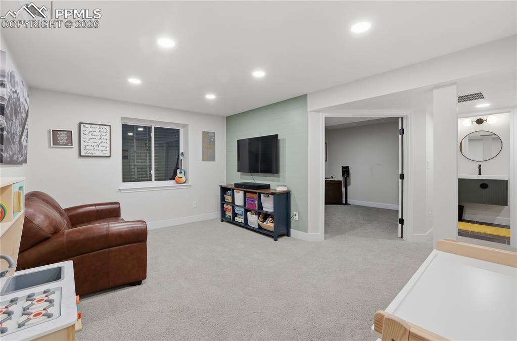 Image 24 of 46: Living Room