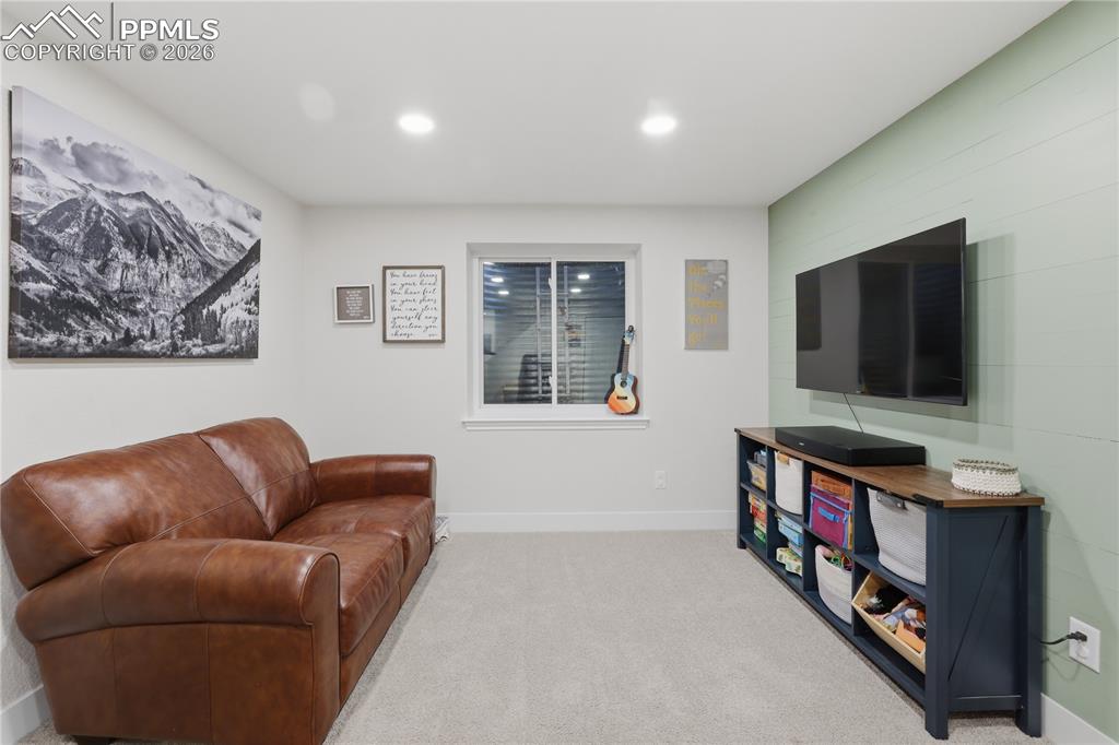 Image 27 of 46: Sitting Room