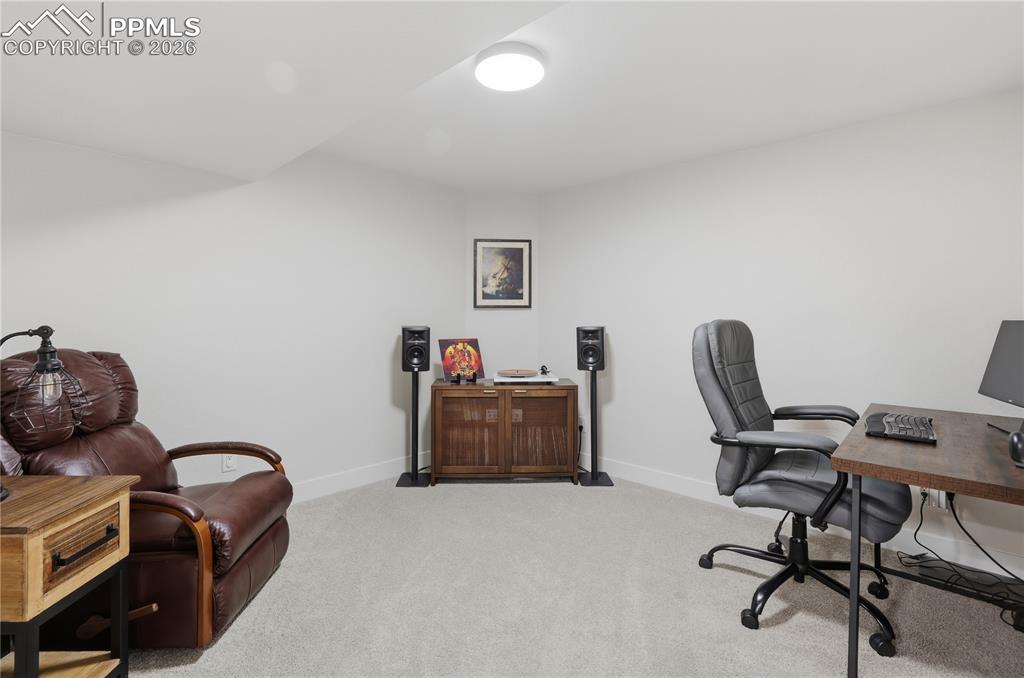 Image 28 of 46: Office