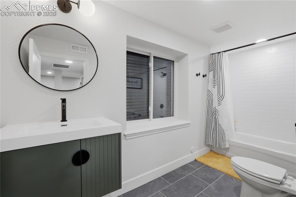 Image 31 of 46: Bathroom