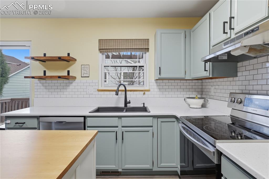 Image 9 of 46: Kitchen