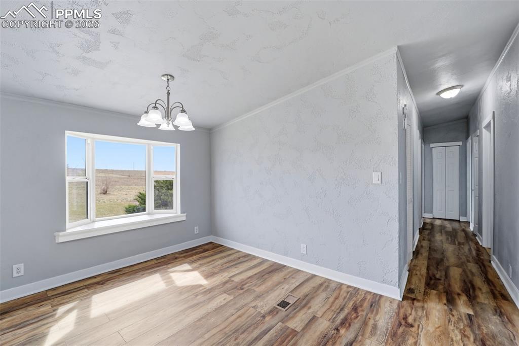 Image 11 of 50: Dining Area