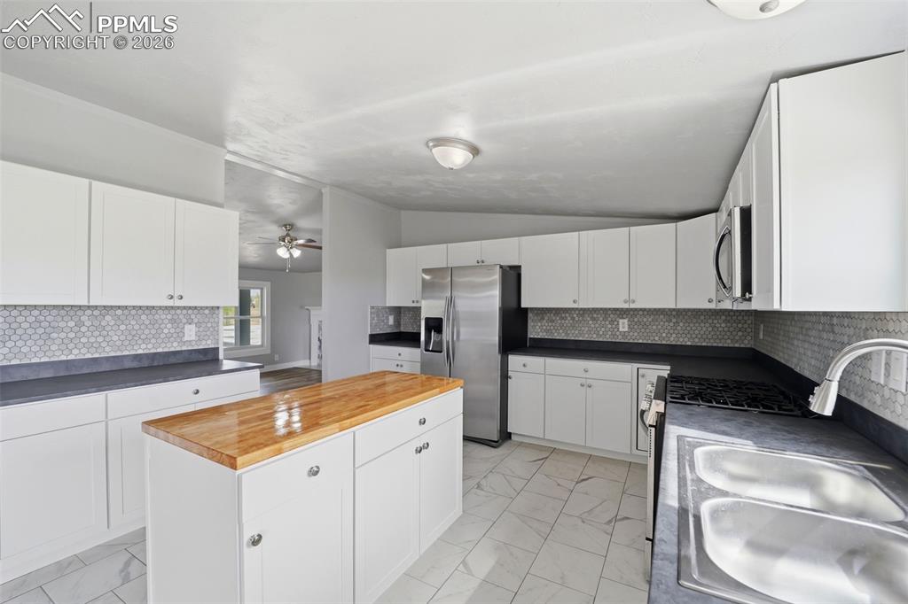 Image 8 of 50: Kitchen