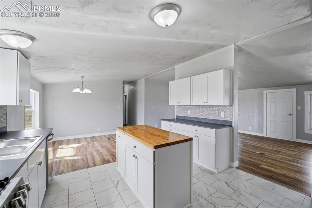 Image 9 of 50: Kitchen