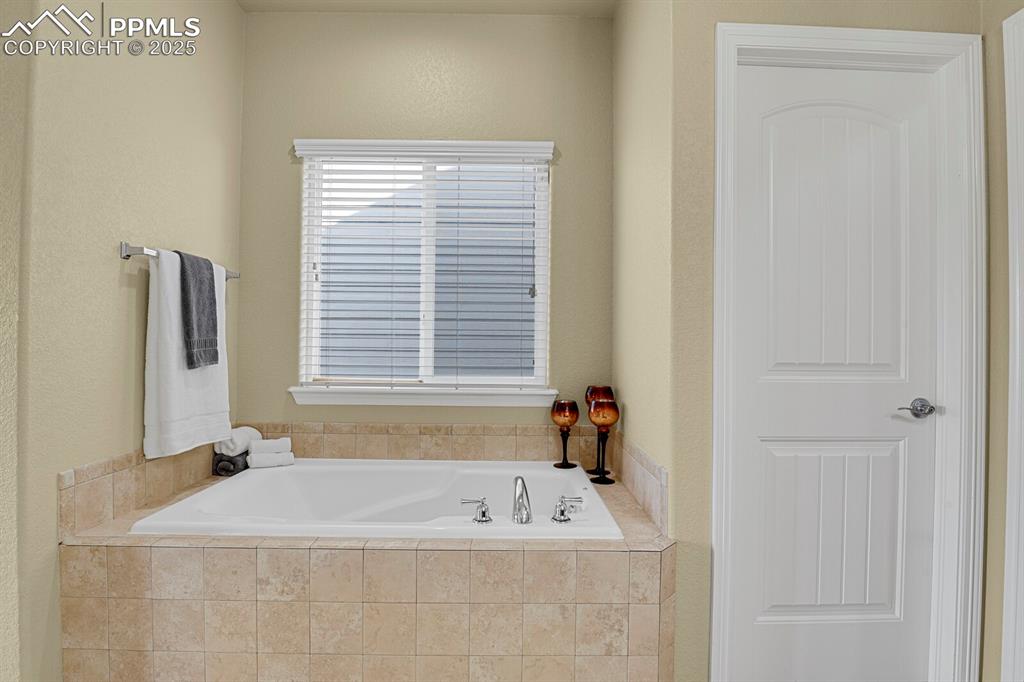 Image 22 of 33: Main level master bath with soaking tub. 