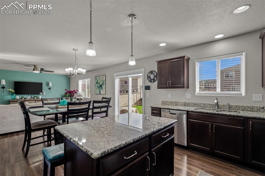 Image 10 of 50: Kitchen