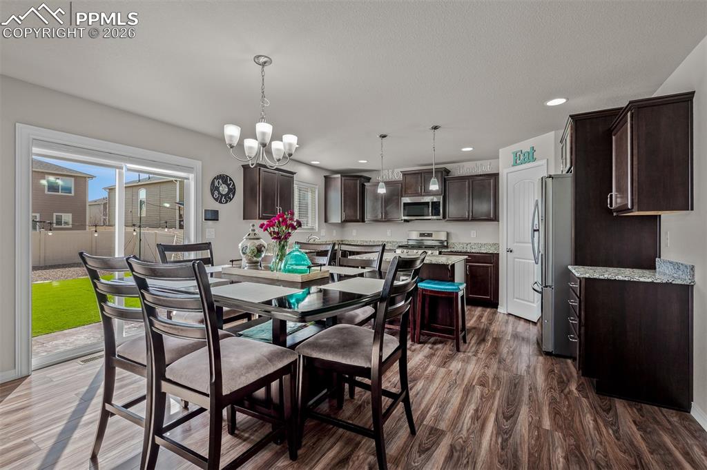 Image 15 of 50: Dining Area