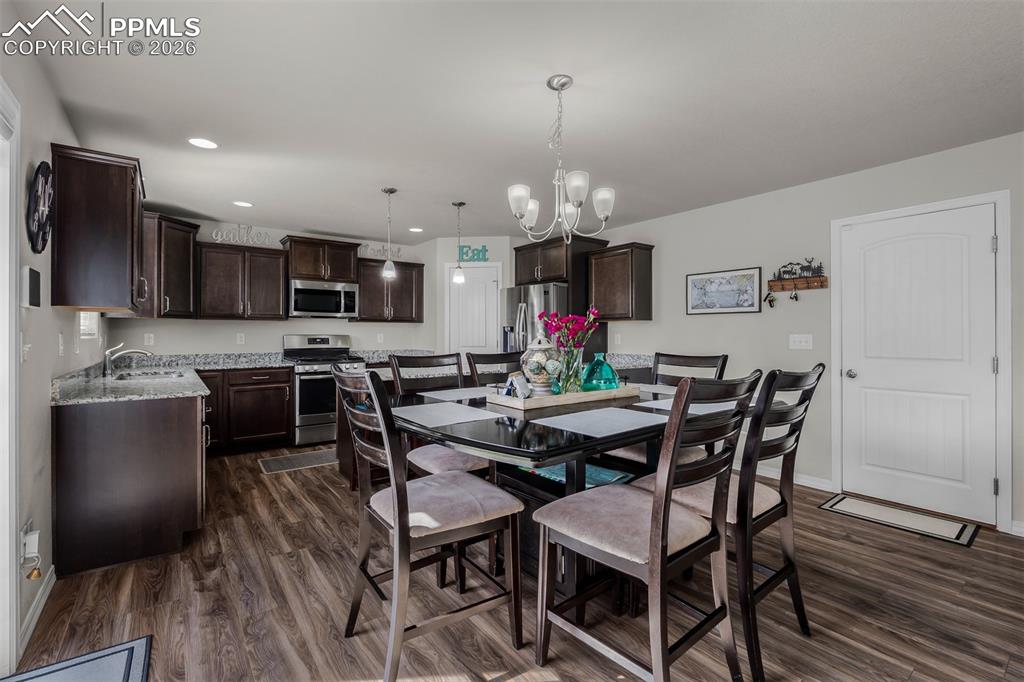 Image 16 of 50: Dining Area