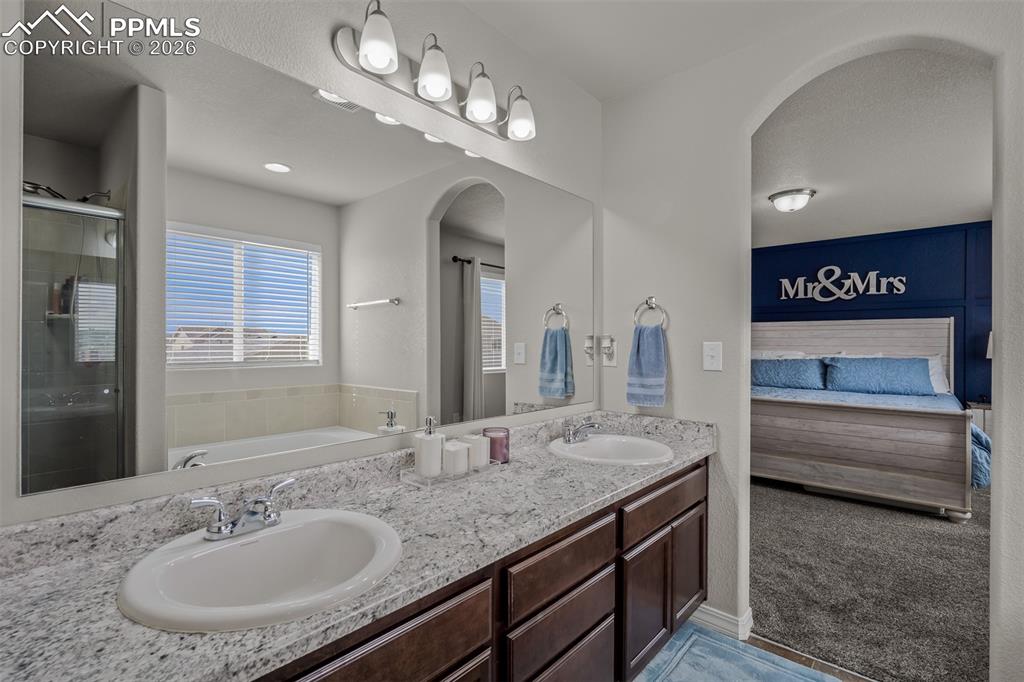 Image 20 of 50: Bathroom