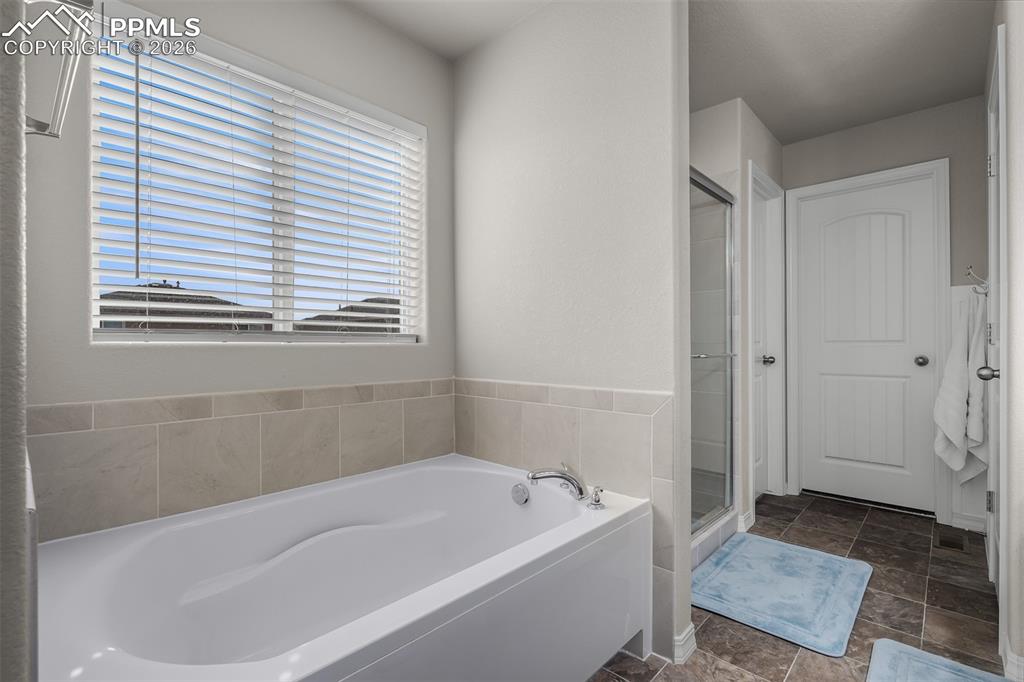 Image 22 of 50: Bathroom