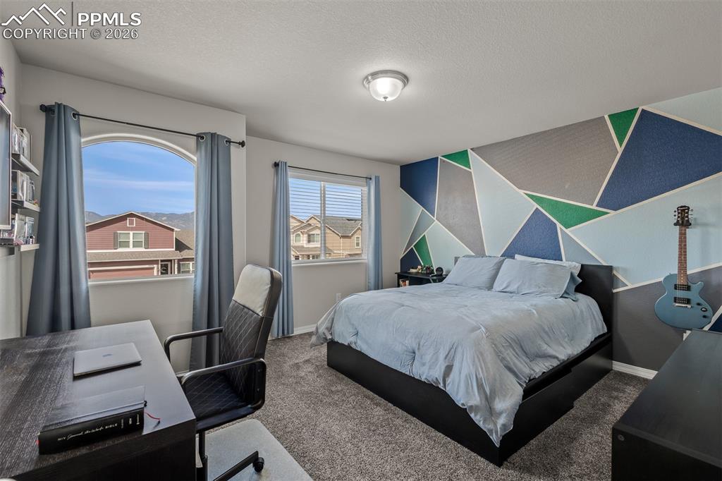 Image 23 of 50: Bedroom