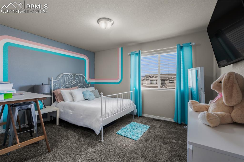 Image 25 of 50: Bedroom