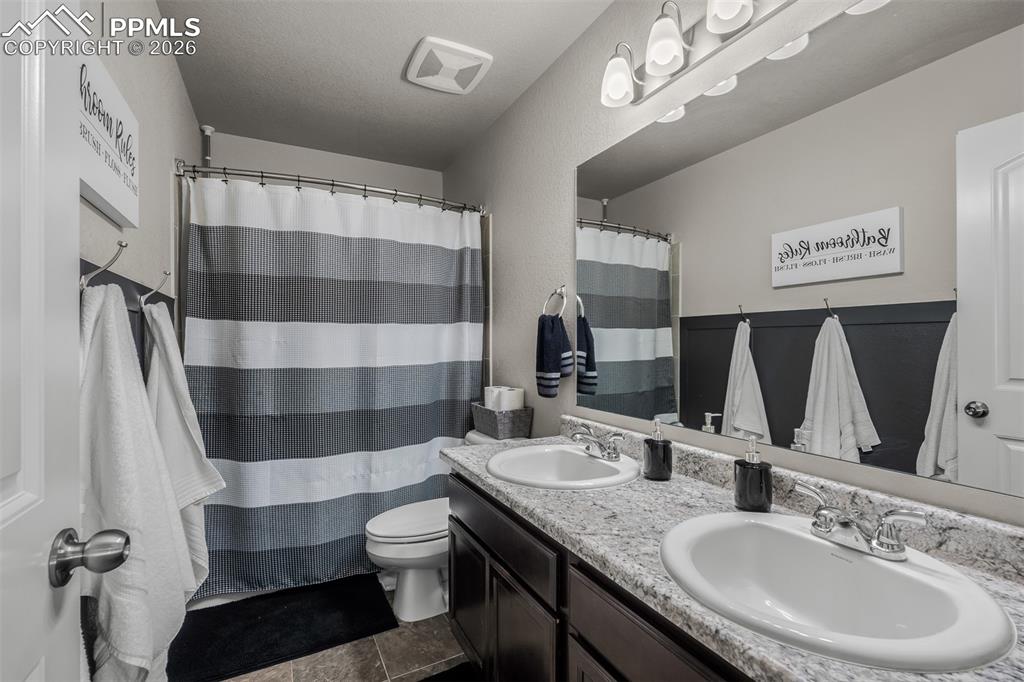 Image 28 of 50: Bathroom