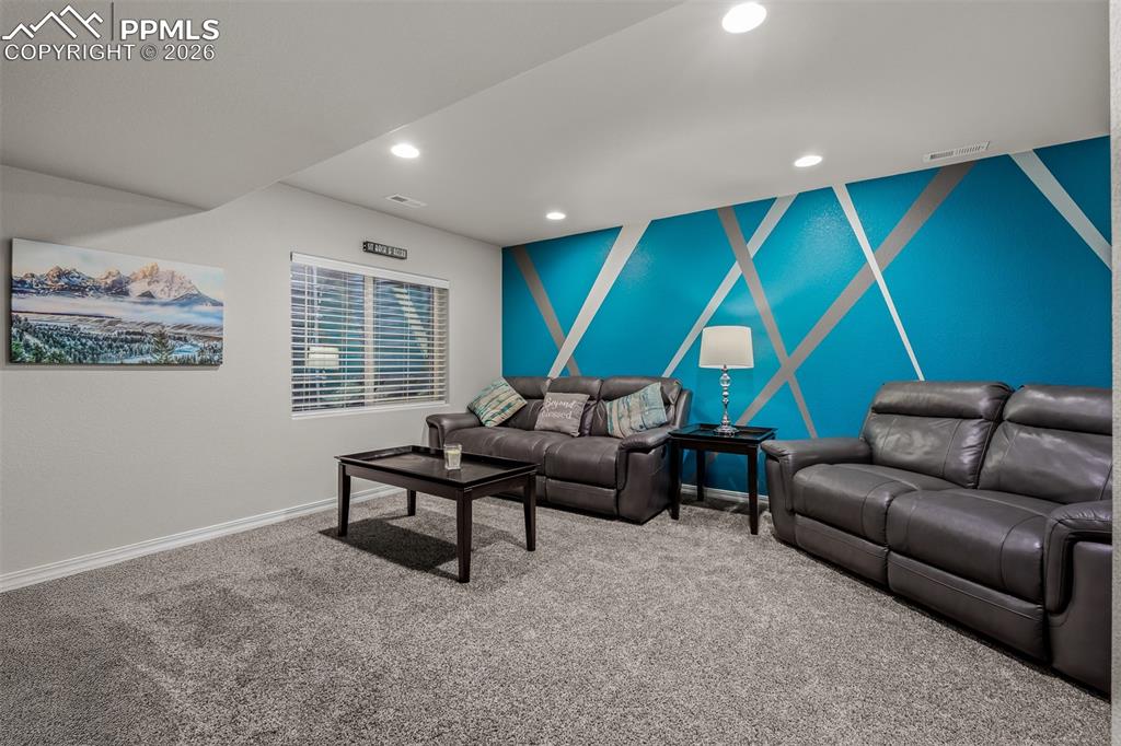 Image 33 of 50: Living Room