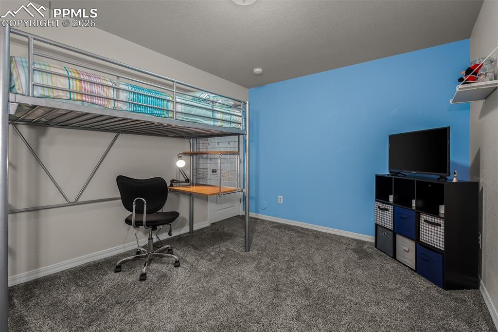 Image 35 of 50: Office