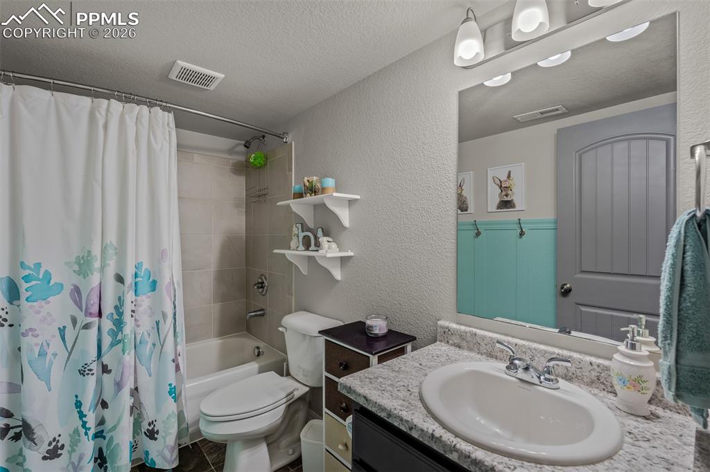 Image 36 of 50: Bathroom