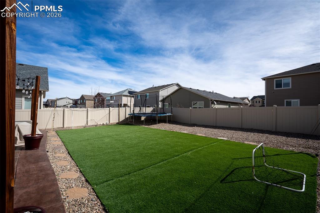 Image 40 of 50: Yard