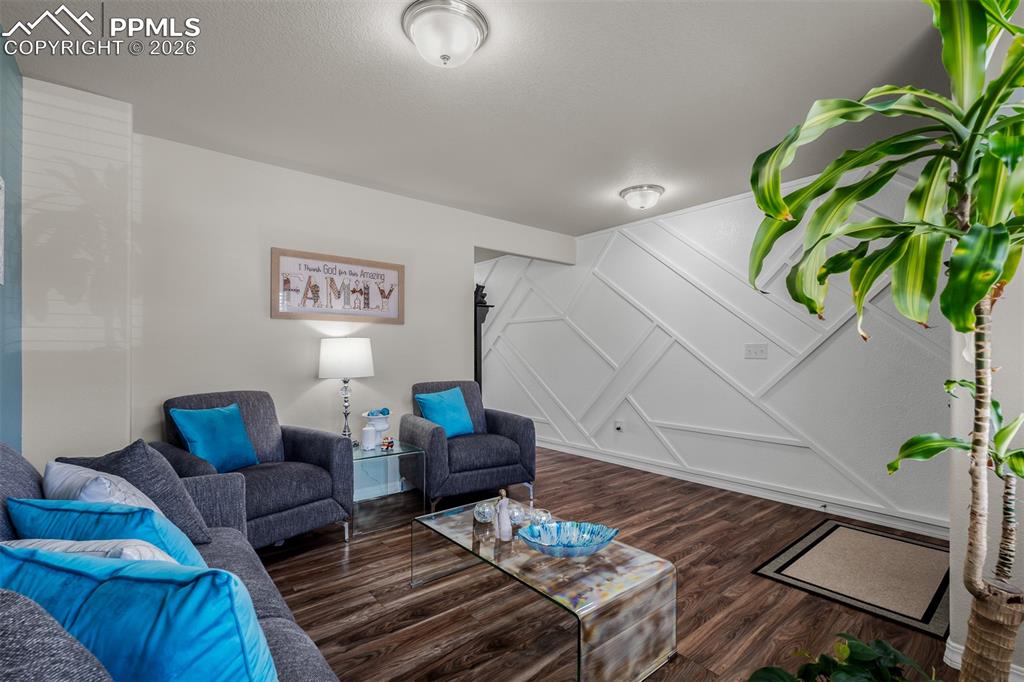 Image 5 of 50: Living Room