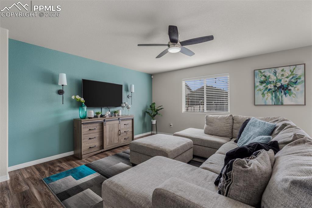 Image 6 of 50: Living Room