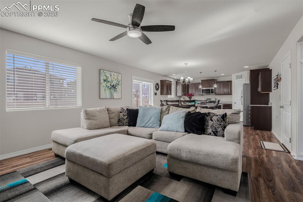 Image 7 of 50: Living Room