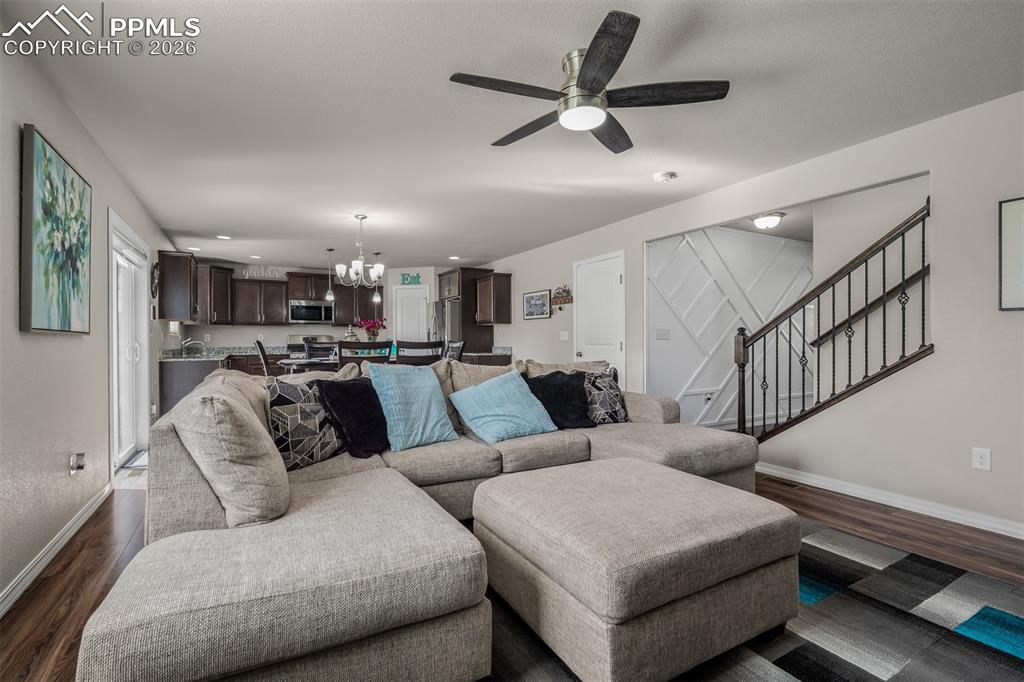 Image 8 of 50: Living Room