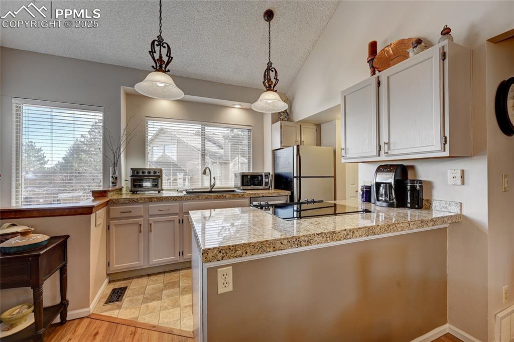 Image 12 of 35: BRIGHT,OPEN,INVITING
