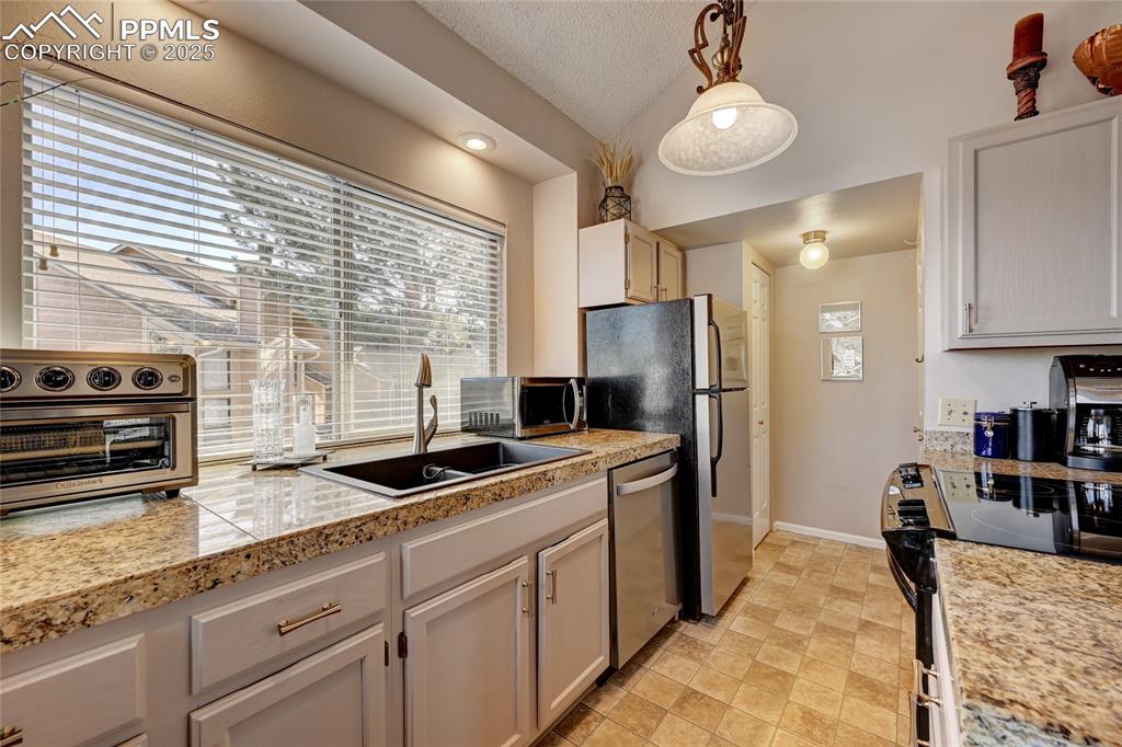 Image 14 of 35: Kitchen