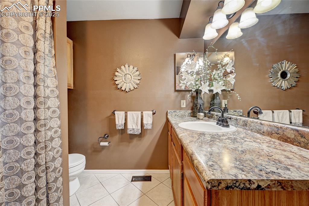 Image 18 of 35: MAIN FLOOR BATHROOM