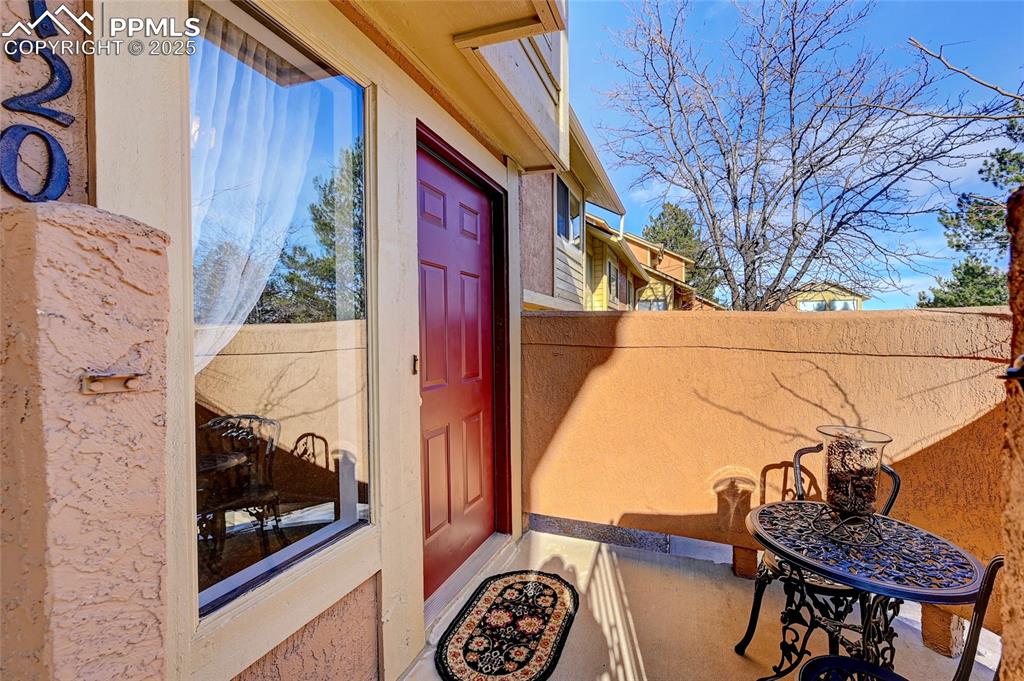 Image 3 of 35: PRIVATE FRONT ENTRY PATIO