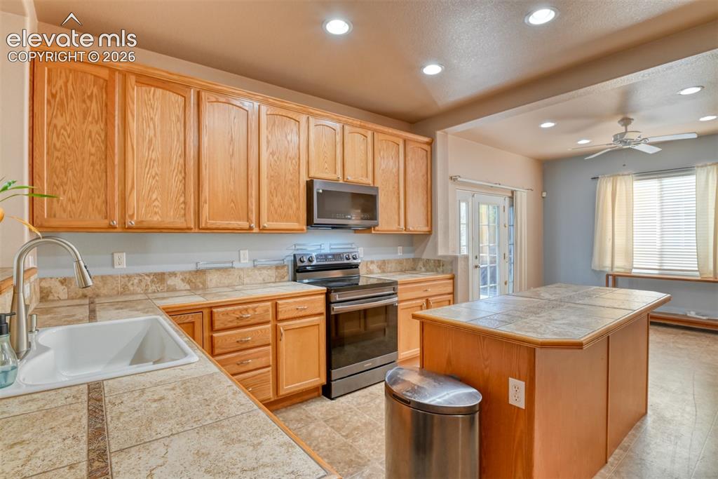 Image 14 of 50: Kitchen