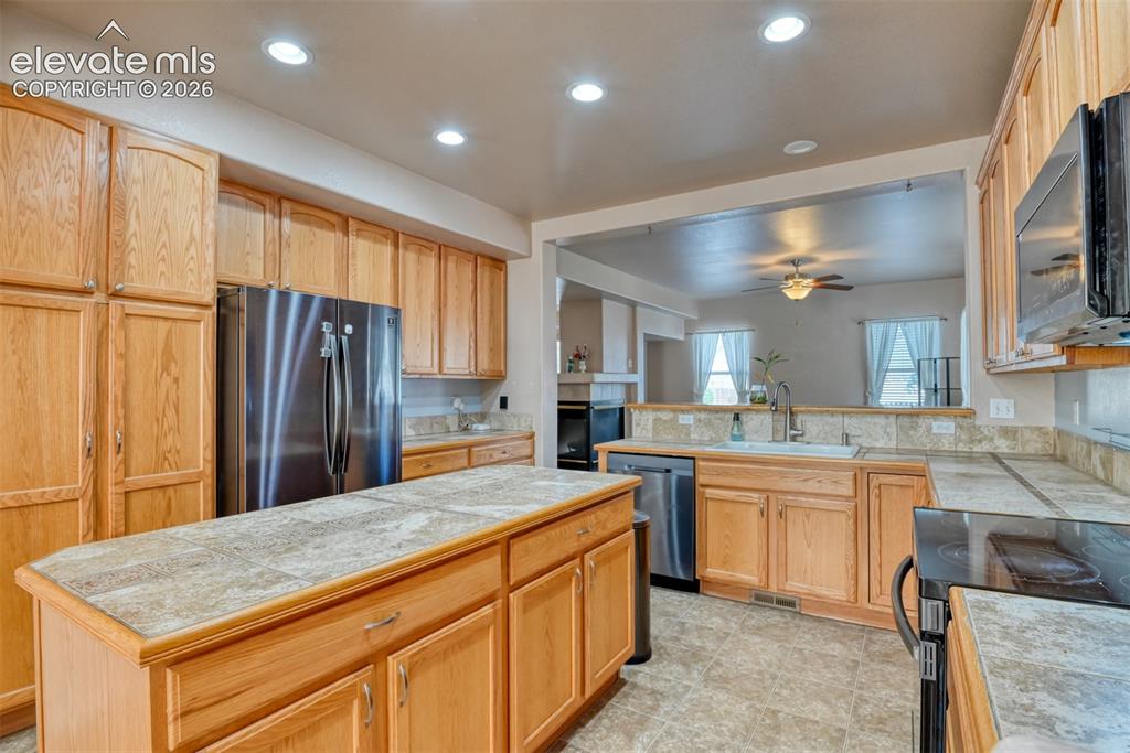 Image 16 of 50: Kitchen