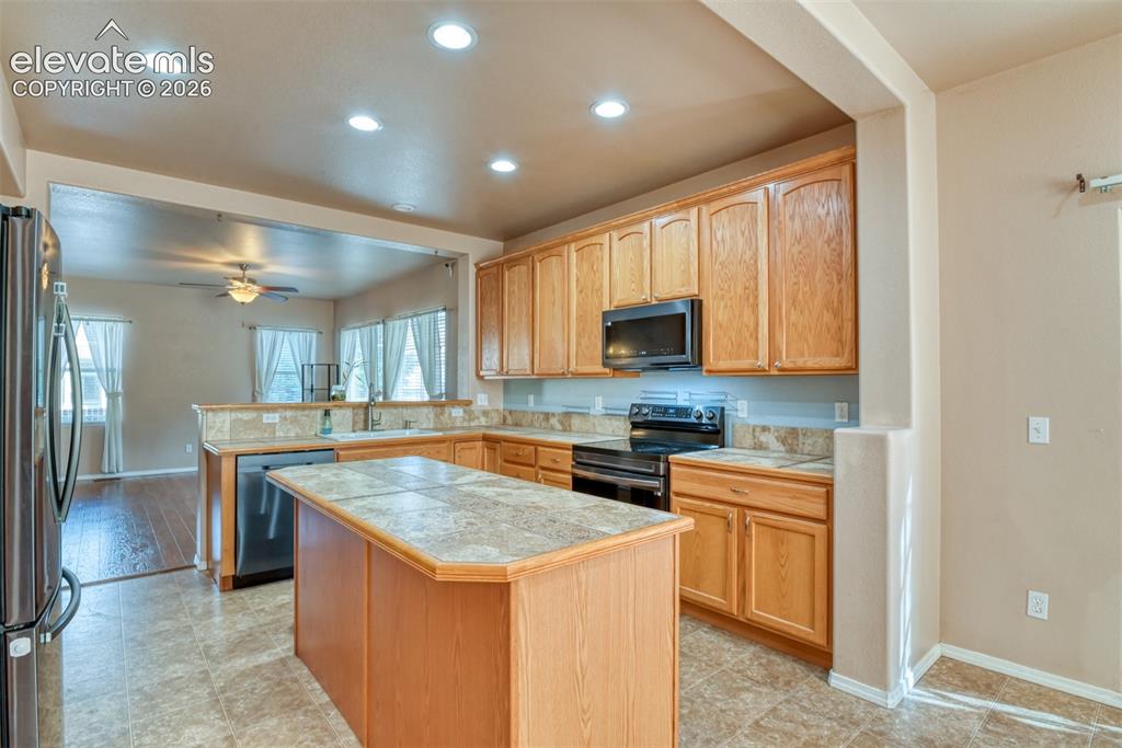 Image 17 of 50: Kitchen