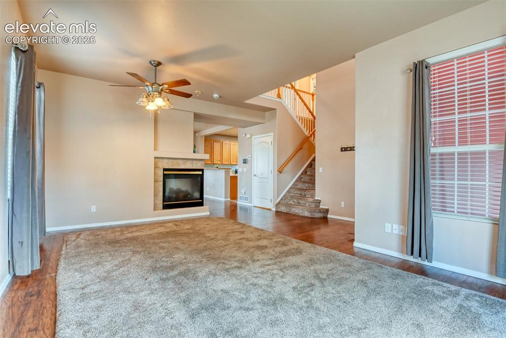 Image 6 of 50: Living Room
