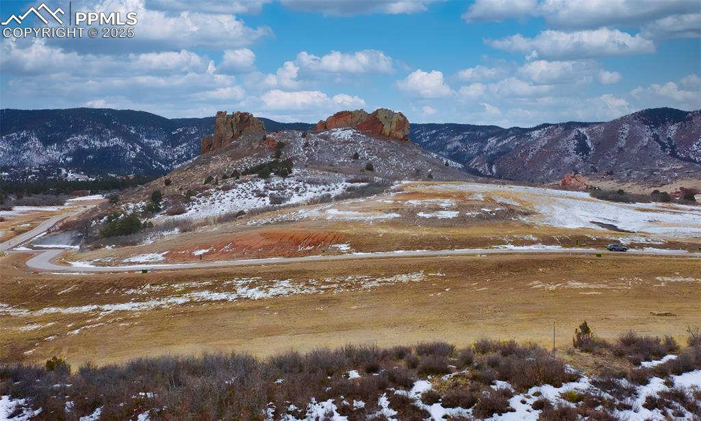 Image 4 of 8: Mountain view