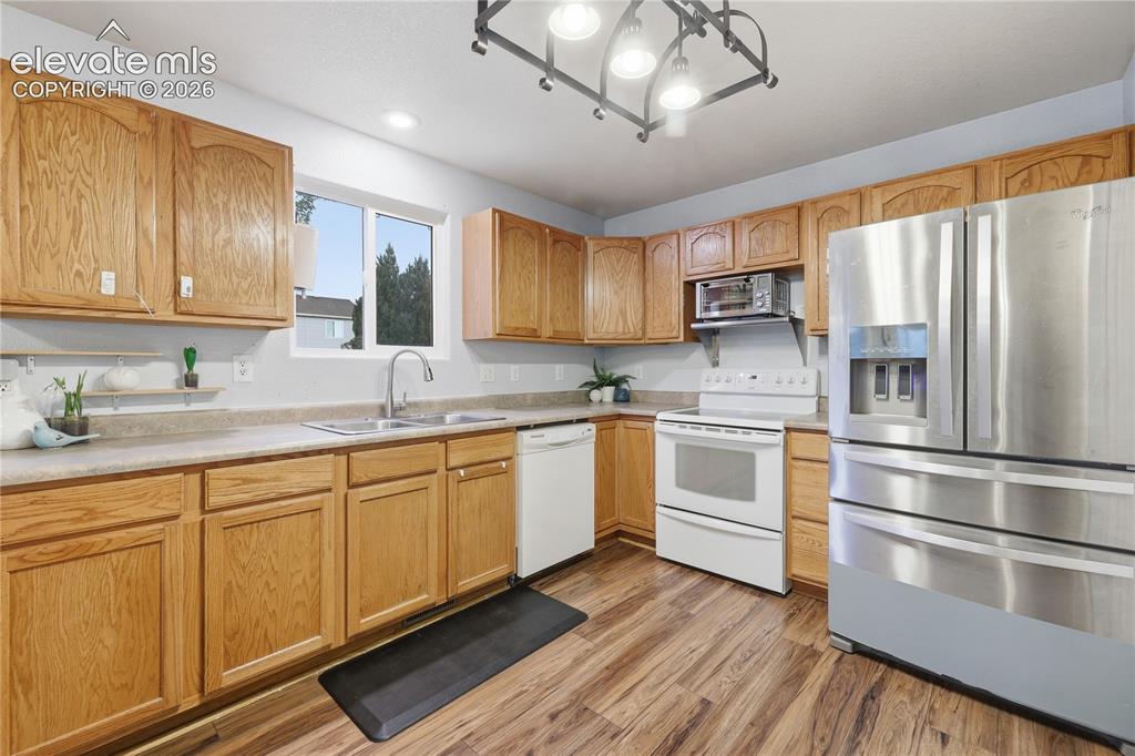 Image 6 of 38: Kitchen