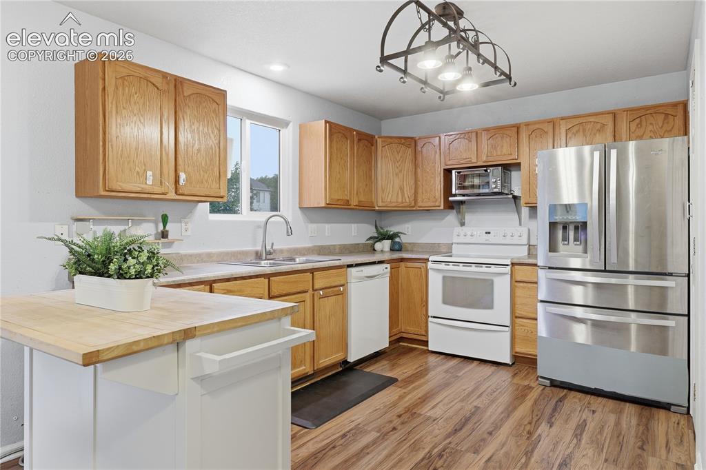 Image 7 of 38: Kitchen