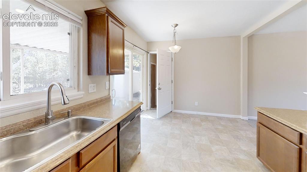 Image 14 of 15: Kitchen