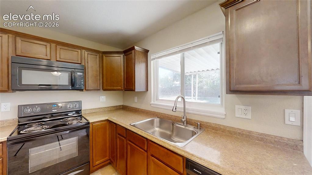 Image 4 of 15: Kitchen